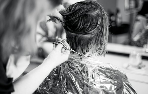 ショートヘアをはさみで整えている様子